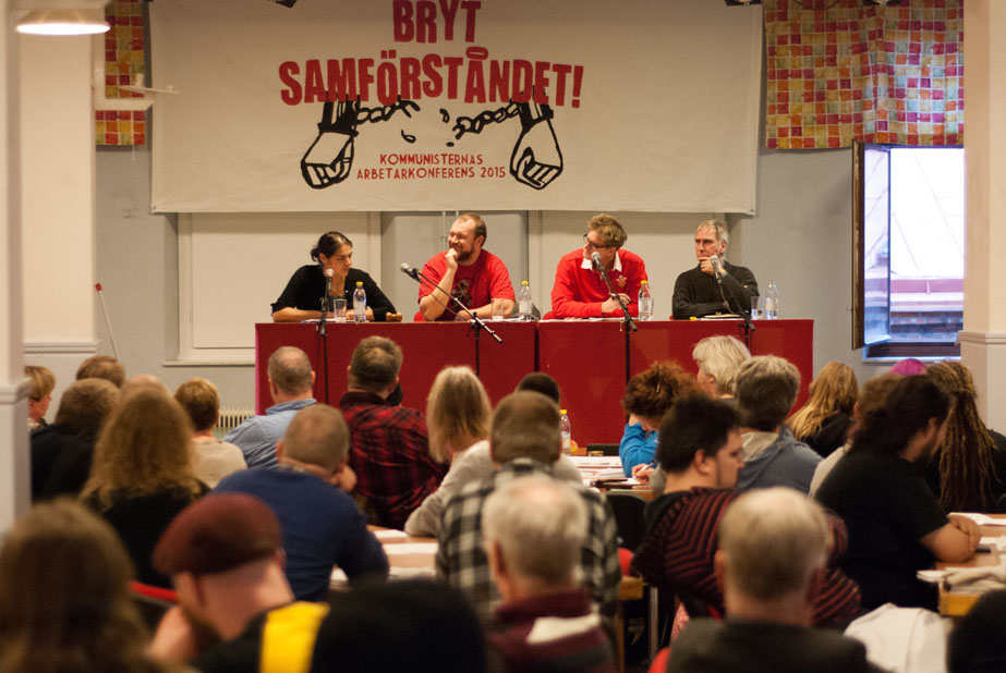 Paneldiskussion. Frv: Jessica Moya, stridbar lagerarbetare som stod i spetsen för den vilda strejken på Lagena 2009; Erik Helgesson, Hamnarbetareförbundet; Dennis Andersson, snickare och moderator för samtalet; Janne Strömqvist, spårvagnsreparatör och medlem i Kommunistiska Partiet.