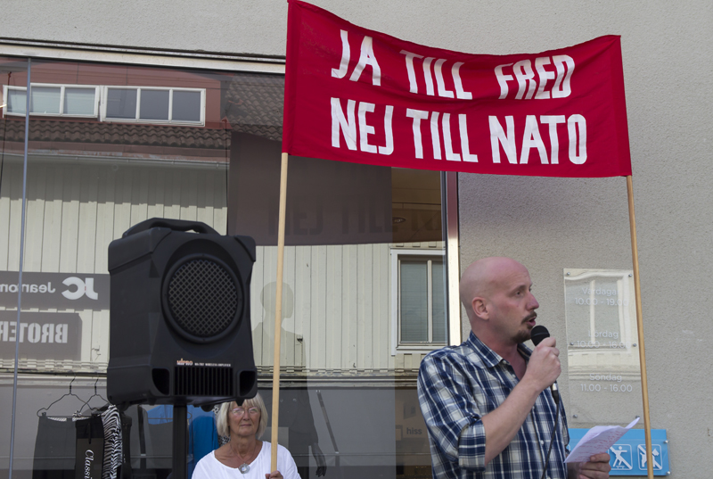 Robert Mathiasson talar på torgmöte i Alingsås.