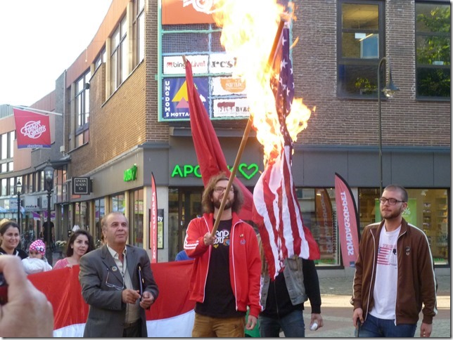 USA:s flagga brinner på mötet i Jönköping.