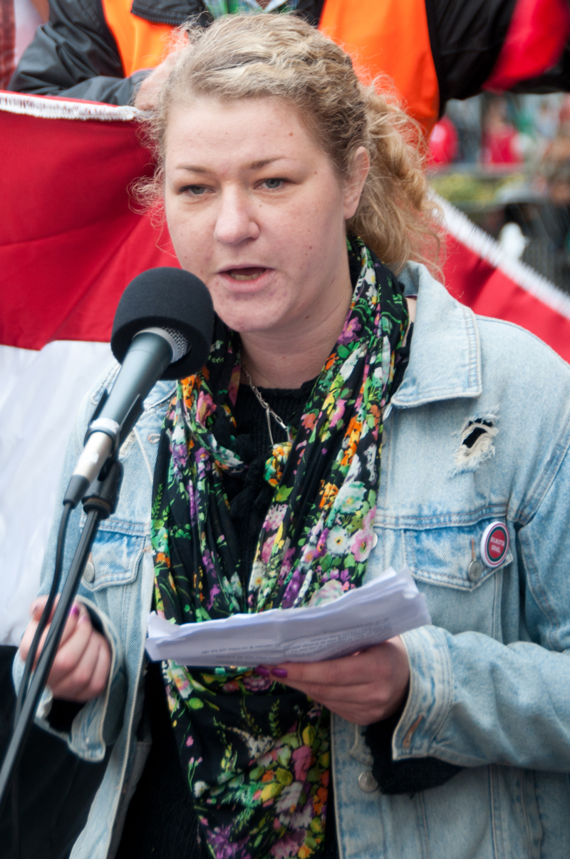 Ingrid Frejd talar vid demonstration i Göteborg mot krig mot Syrien